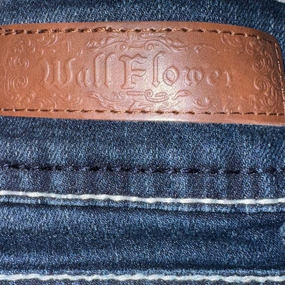 Wallflower Juniors SZ 7 Capris Dark Blue Faded Whiskering Rhinestones Stitching - Picture 7 of 8